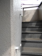 滑りやすい外階段も手すりをしっかり握って安全に 滑りやすい外階段も手すりをしっかり握って安全に